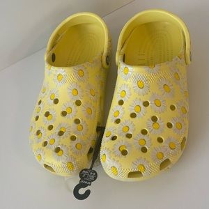 Crocs Women's Size 10 and Size 11 Yellow Daisy Clogs Sandals Shoes Summer New!